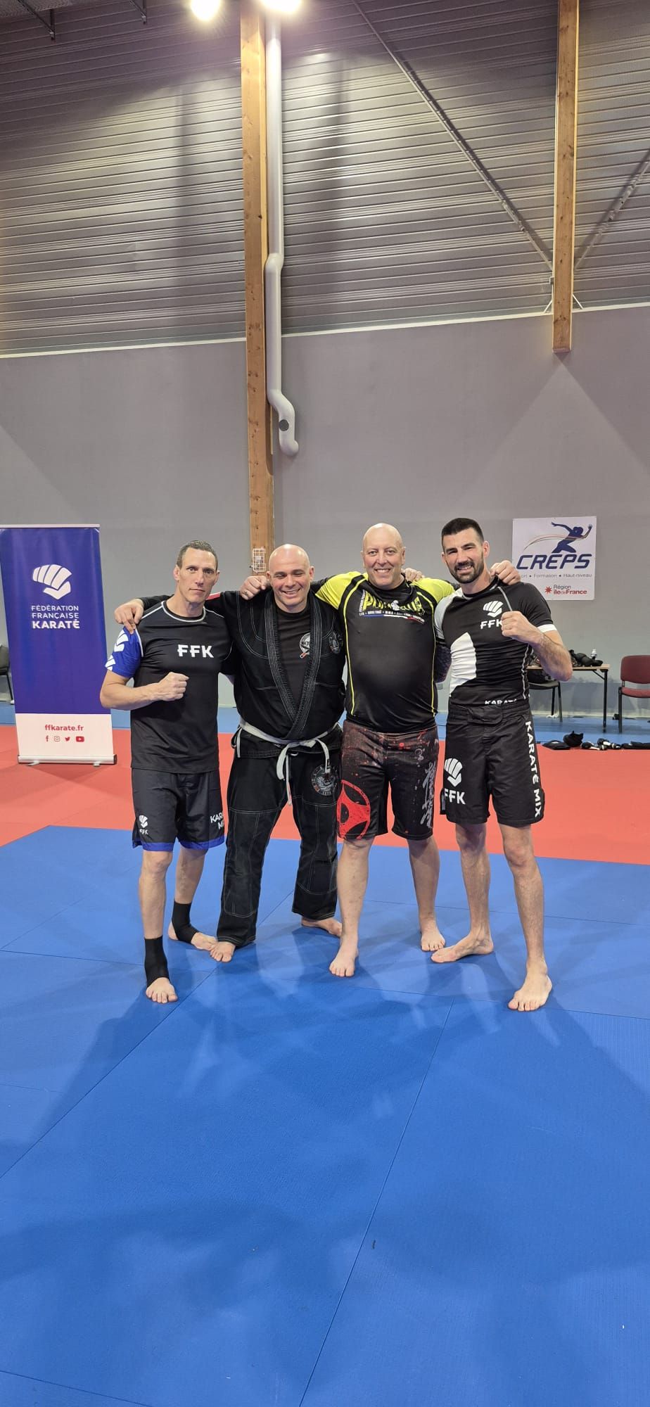 Entraîneurs réunis sur le tatami lors d'un stage de la Fédération française de karaté au CREPS Île-de-France.
